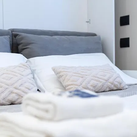 Designed In Center Gae Aulenti Area With Ac, Wifi And Subway Airport Connected Steps From Station